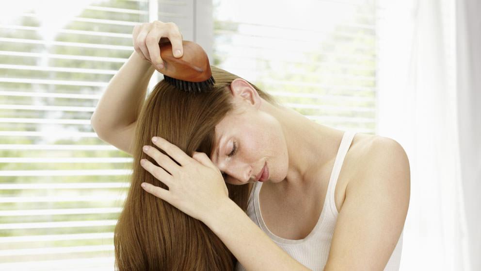 Woman brushing hair - Weleda