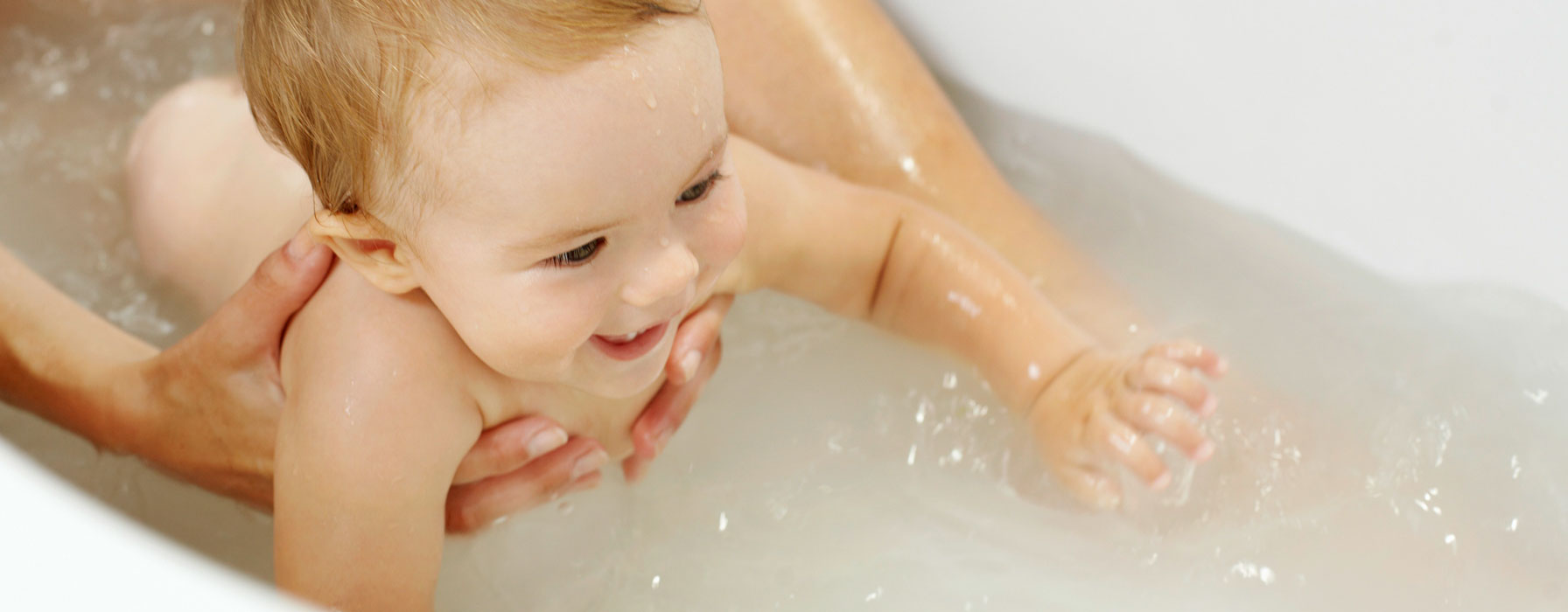 Nos conseils pour les premiers bains de bébé